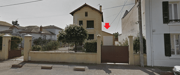 Un entrepôt attenant à une maison